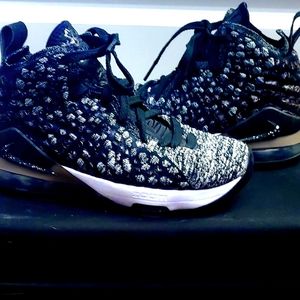 LeBron 17 BG "In The Arena"  Black/Black/White 4.5 youth GS